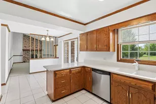 909 W Surrey Rd, Addison, IL 60101 - Photo 11