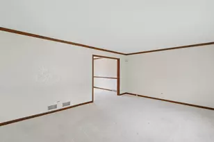 909 W Surrey Rd, Addison, IL 60101 - Photo 13