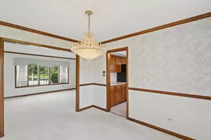 909 W Surrey Rd, Addison, IL 60101 - Photo 15