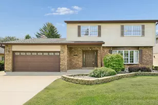 909 W Surrey Rd, Addison, IL 60101 - Photo 3