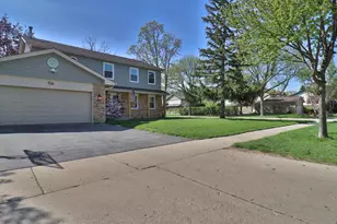 554 Briarwood Dr, Wheeling, IL 60090 - Photo 3