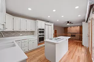 4452 Burgundy Pl, Lisle, IL 60532 - Photo 5