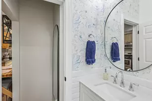 2105 W Barry Ave, Chicago, IL 60618 - Photo 15