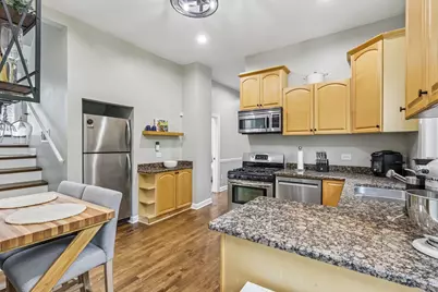 2105 W Barry Avenue #2, Chicago, IL 60618 - Photo 5