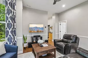2105 W Barry Ave, Chicago, IL 60618 - Photo 3