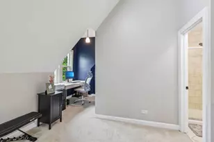 2105 W Barry Ave, Chicago, IL 60618 - Photo 21