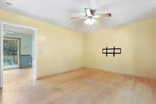 828 Tamms Ln, Bolingbrook, IL 60440 - Photo 5