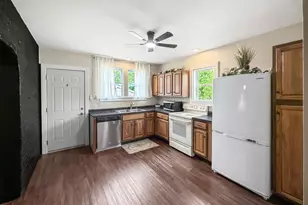 922 E Shawnee St, Freeport, IL 61032 - Photo 5