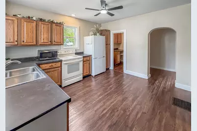 922 E Shawnee Street, Freeport, IL 61032 - Photo 7