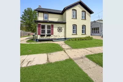 922 E Shawnee Street, Freeport, IL 61032 - Photo 1