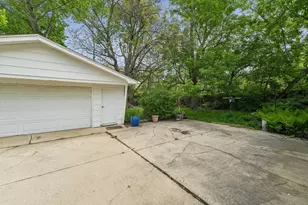 9136 W 91st Pl, Hickory Hills, IL 60457 - Photo 11