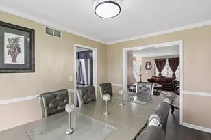 6 Sunshine Ct, Bolingbrook, IL 60490 - Photo 5