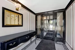 1329 W Addison St, Chicago, IL 60613 - Photo 23