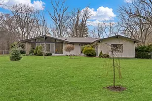180 Crescent Knoll Dr, Green Oaks, IL 60048 - Photo 5