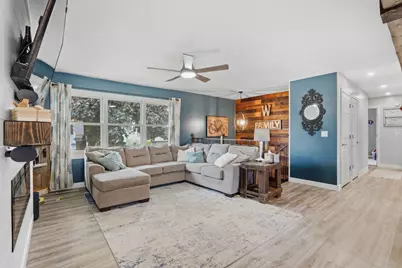 318 E Parkway Drive, Blue Grass, IA 52726 - Photo 5