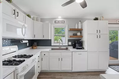 318 E Parkway Drive, Blue Grass, IA 52726 - Photo 9