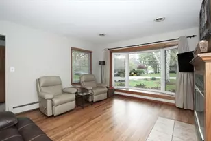 39W609 Lori Ln, Elgin, IL 60124 - Photo 3