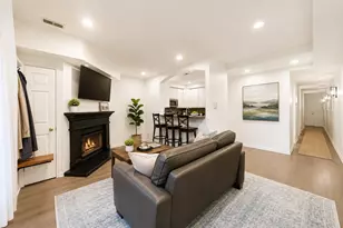 924 W Wolfram St, Chicago, IL 60657 - Photo 3