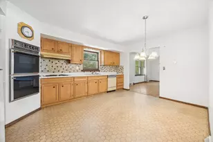 27W641 Holly Ct, West Chicago, IL 60185 - Photo 9