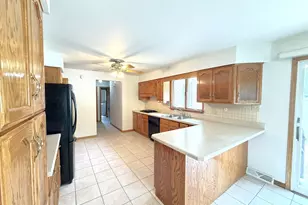 901 Lark St, Peotone, IL 60468 - Photo 15
