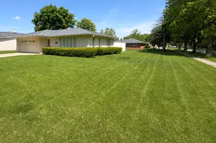 901 Lark St, Peotone, IL 60468 - Photo 3