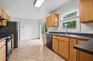 880 Colony Lake Dr, Schaumburg, IL 60194 - Photo 7