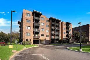 9335 Landings Ln, Des Plaines, IL 60016 - Photo 3