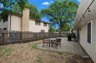 817 Stamford Ct, Schaumburg, IL 60193 - Photo 3