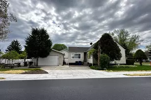 633 S Elmwood Ave, Waukegan, IL 60085 - Photo 1