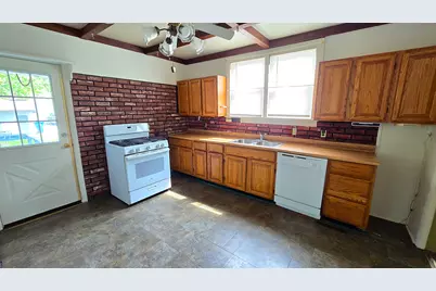 948 E Broadway, Centralia, IL 62801 - Photo 13