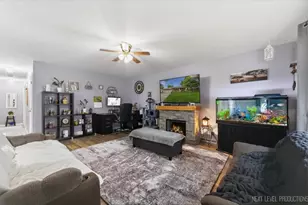 332 S Elmwood Dr, Aurora, IL 60506 - Photo 3