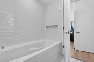 200 W Grand Ave, Chicago, IL 60654 - Photo 11