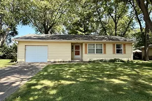 14 Bradley Ct, Clifton, IL 61727 - Photo 1