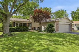 1707 Cherrywood Ln, Lindenhurst, IL 60046 - Photo 1