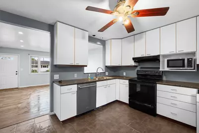 766 W 43rd Street, Davenport, IA 52806 - Photo 9
