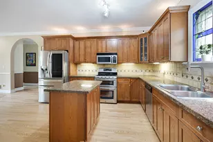 335 W Carriage Ln, Bensenville, IL 60106 - Photo 5