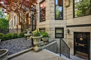 33 E Division St, Chicago, IL 60610 - Photo 3