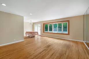 146 Millbrook Ln, Wilmette, IL 60091 - Photo 3