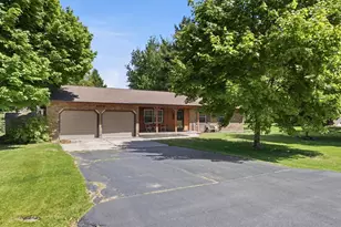 5645 S Beebe Dr, Rochelle, IL 61068 - Photo 5