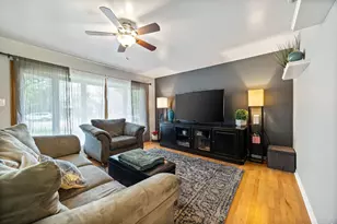 948 Carswell Ct, Elk Grove Village, IL 60007 - Photo 3