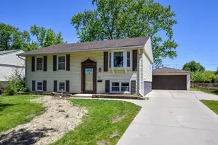 913 Vine St, Streamwood, IL 60107 - Photo 1