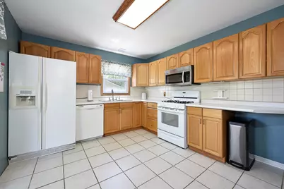 913 Vine Street, Streamwood, IL 60107 - Photo 5