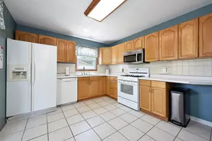 913 Vine St, Streamwood, IL 60107 - Photo 5