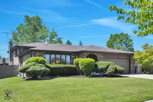 825 Walnut Dr, Darien, IL 60561 - Photo 1