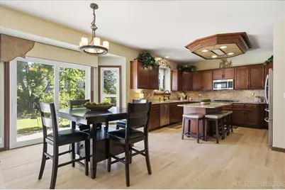 811 W Thornwood Drive, South Elgin, IL 60177 - Photo 9