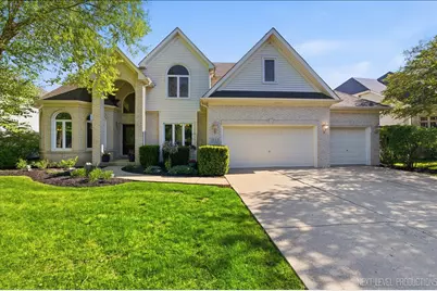 811 W Thornwood Drive, South Elgin, IL 60177 - Photo 1