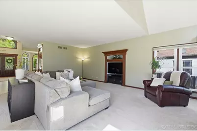 811 W Thornwood Drive, South Elgin, IL 60177 - Photo 7