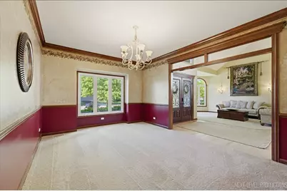 811 W Thornwood Drive, South Elgin, IL 60177 - Photo 5