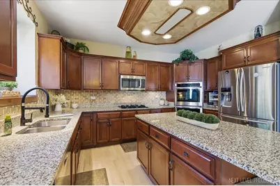 811 W Thornwood Drive, South Elgin, IL 60177 - Photo 11
