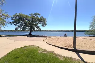 902 N Lake Shore Dr, Round Lake Beach, IL 60073 - Photo 3